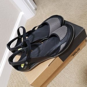 New in box Teva Northwater river shoes 9